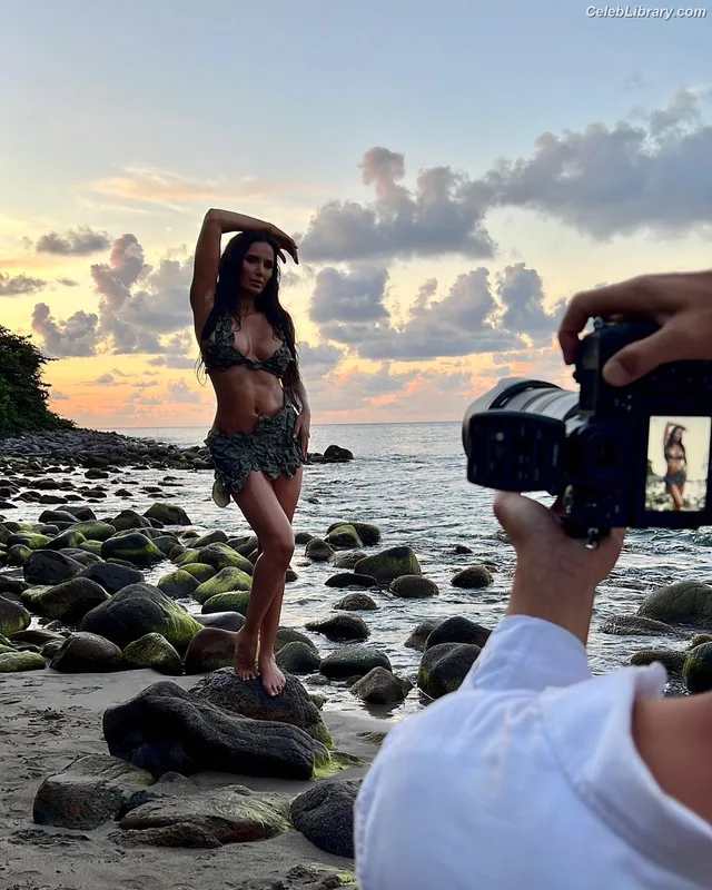 Padma Lakshmi photo 8 of 383