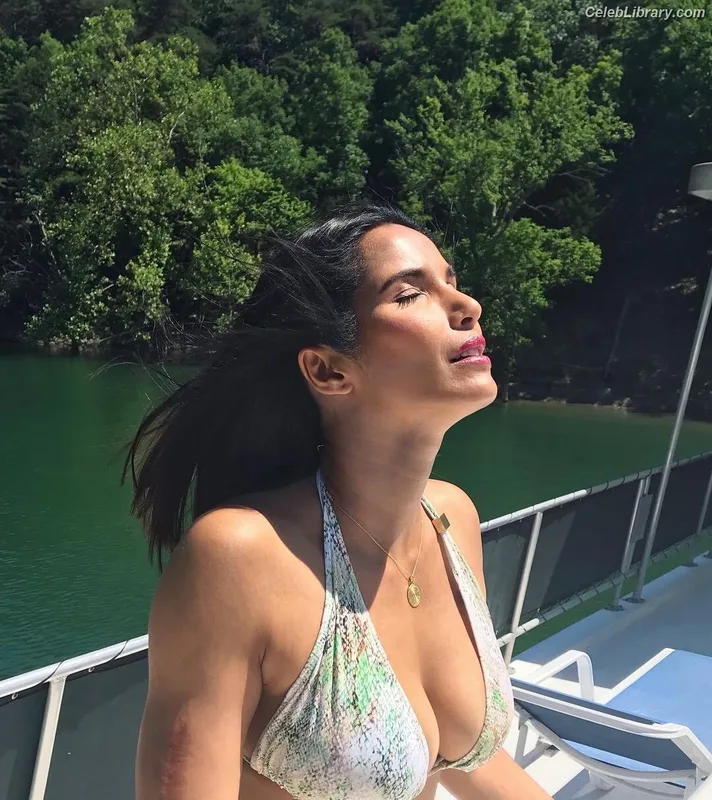 Padma Lakshmi photo 24 of 383