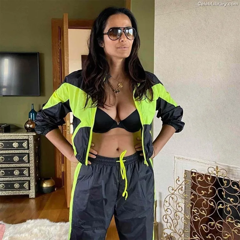 Padma Lakshmi photo 9 of 383
