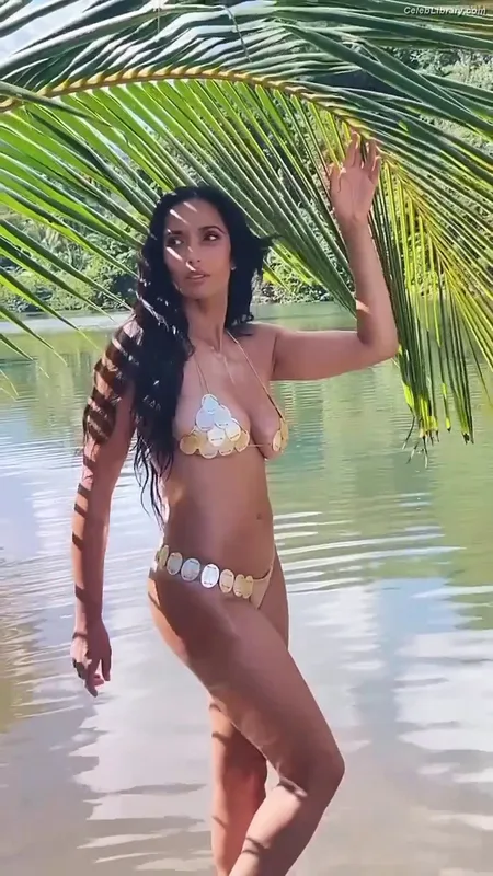 Padma Lakshmi photo 12 of 383