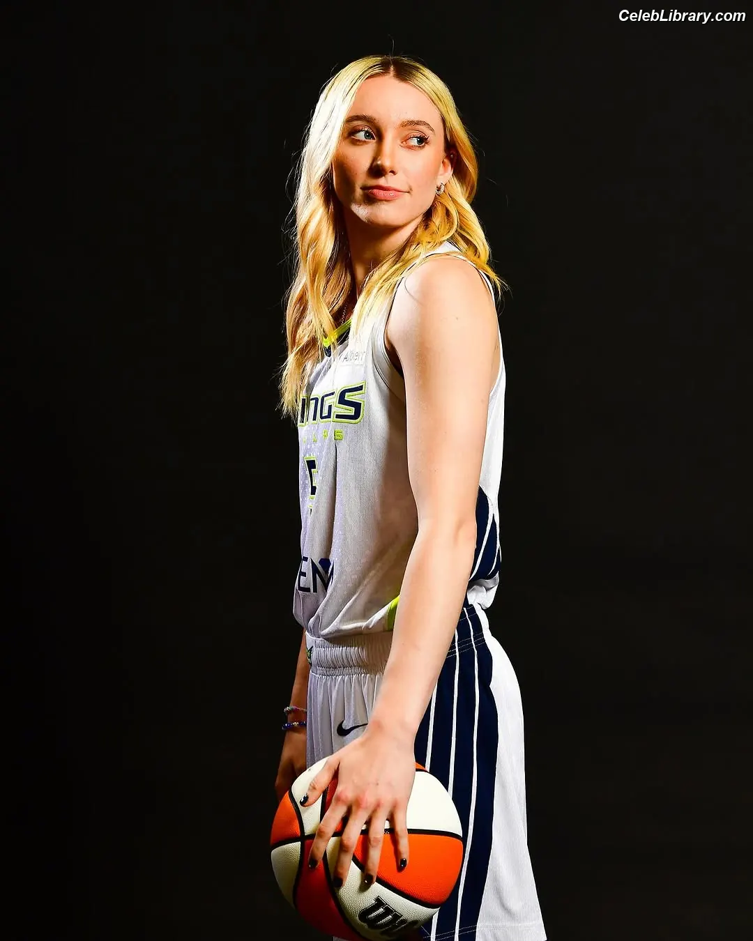 Paige Bueckers photo 4 of 64