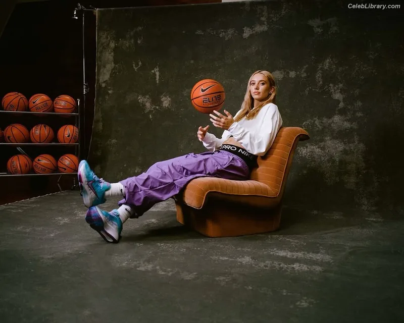 Paige Bueckers photo 22 of 65
