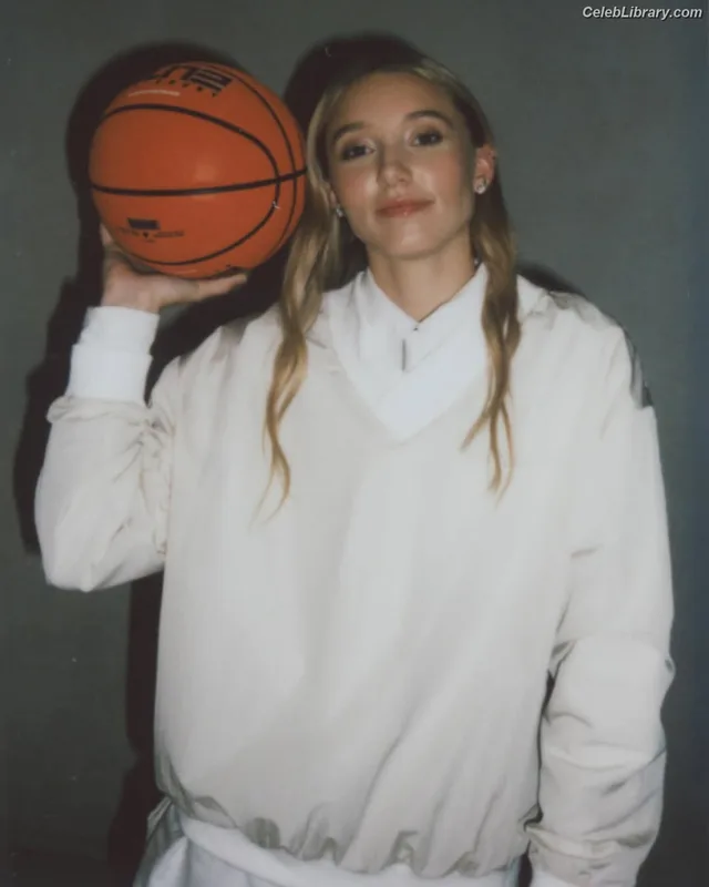 Paige Bueckers photo 1 of 65