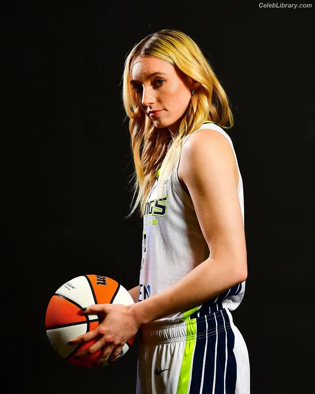Paige Bueckers photo 2 of 65