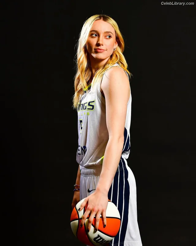 Paige Bueckers photo 4 of 65