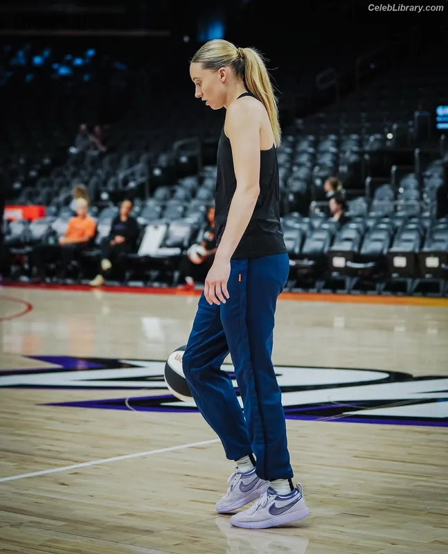Paige Bueckers photo 10 of 65