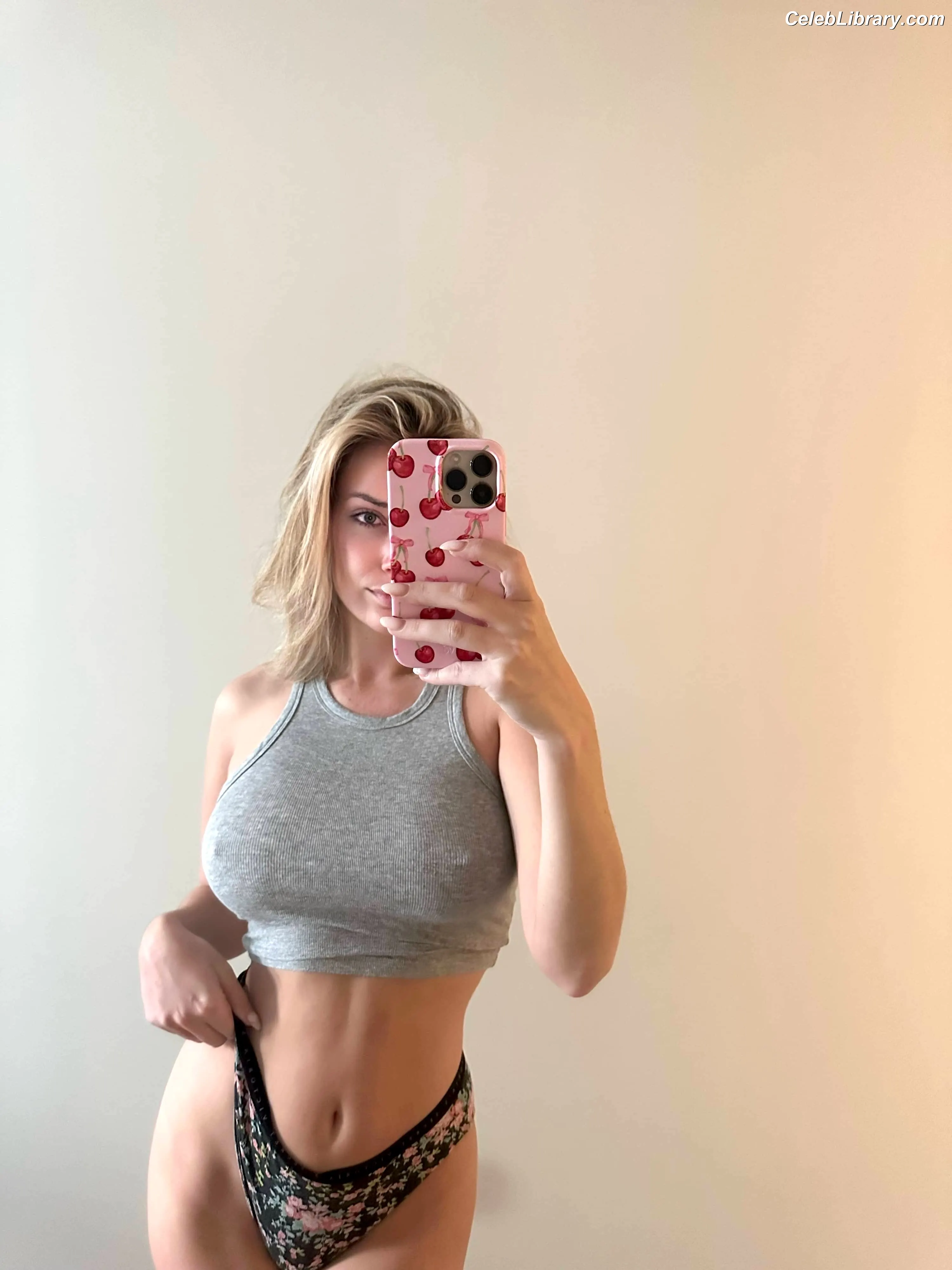 Paige Spiranac photo 21 of 3545