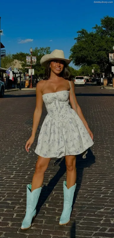 Paige Thorne photo 2 of 124