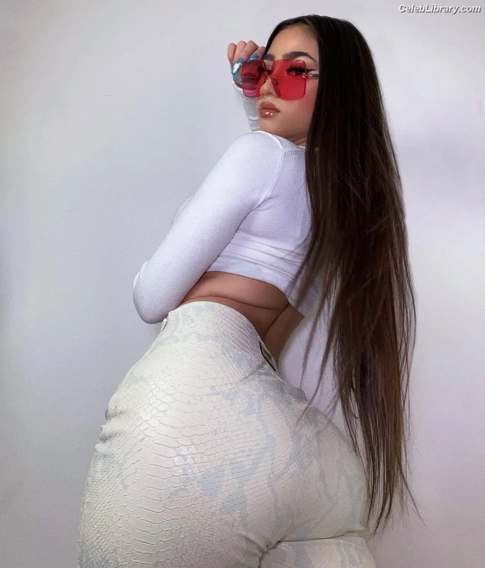 Paloma Mami photo 7 of 459