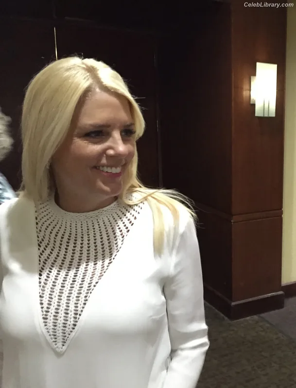 Pam Bondi photo 4 of 24