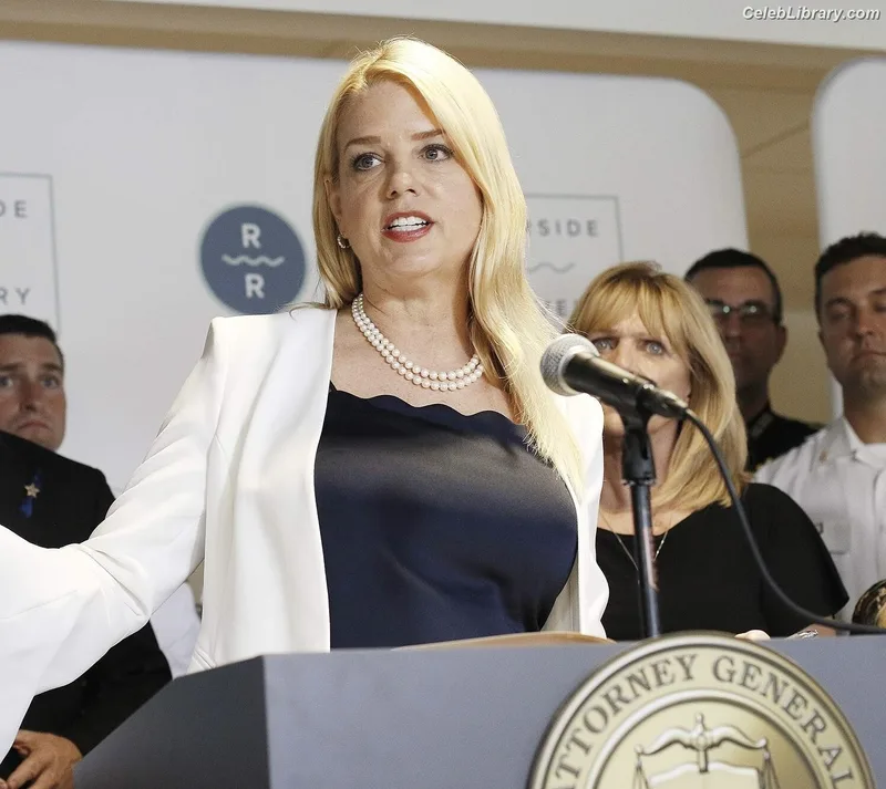 Pam Bondi photo 5 of 24