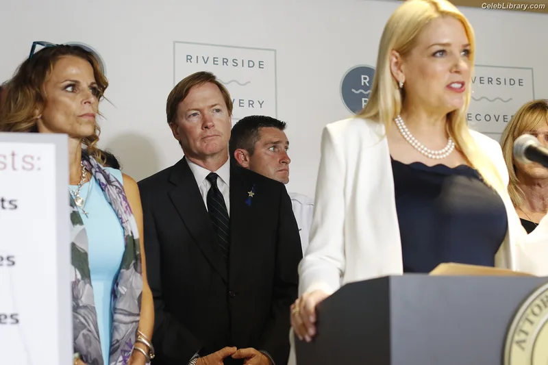 Pam Bondi photo 6 of 24