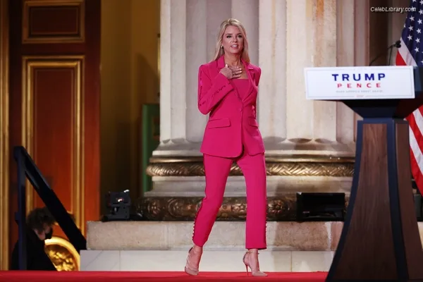 Pam Bondi photo 7 of 24