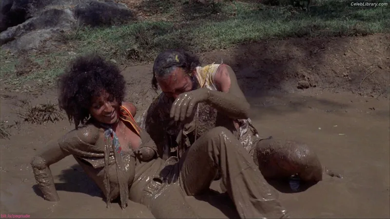 Pam Grier photo 8 of 177