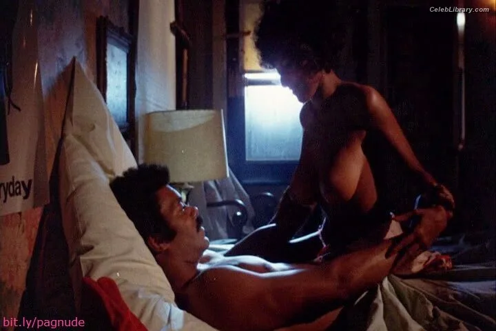 Pam Grier photo 11 of 177