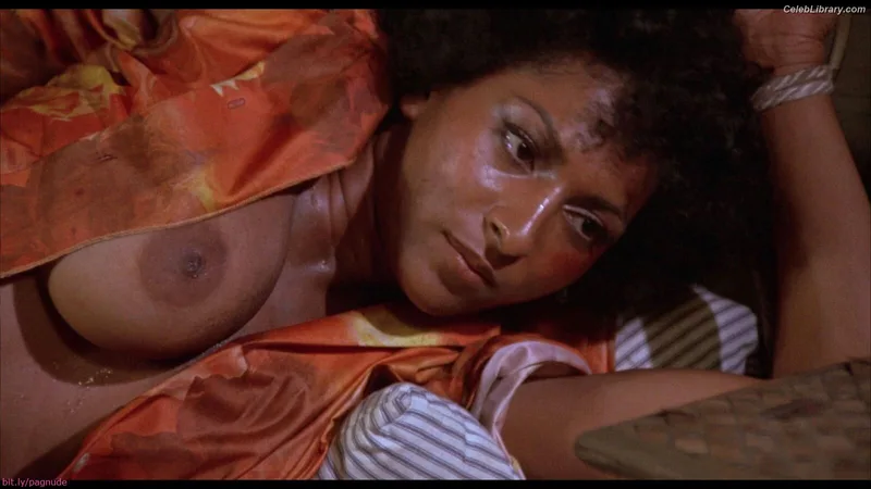 Pam Grier photo 8 of 177