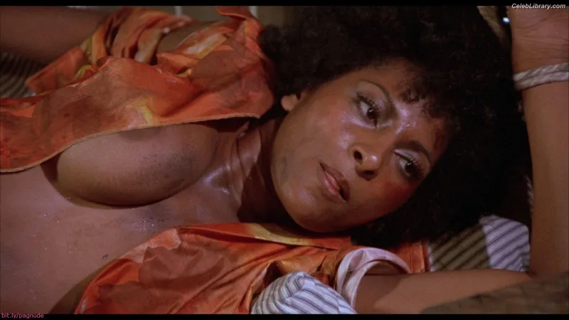 Pam Grier photo 9 of 177