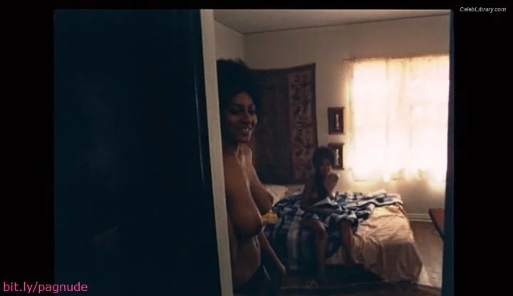 Pam Grier photo 16 of 177