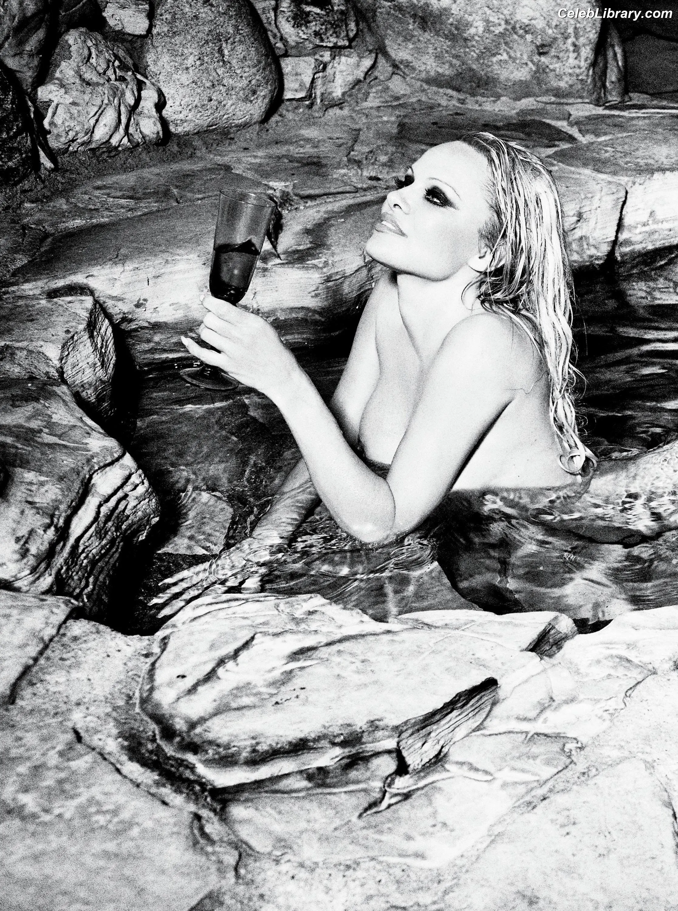 Pamela Anderson photo 9 of 1100