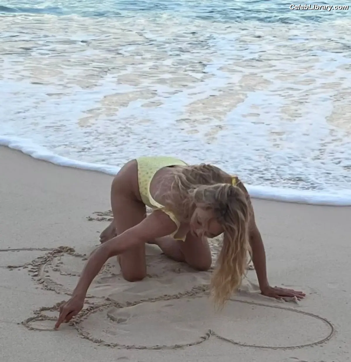 Pamela Anderson photo 15 of 1100