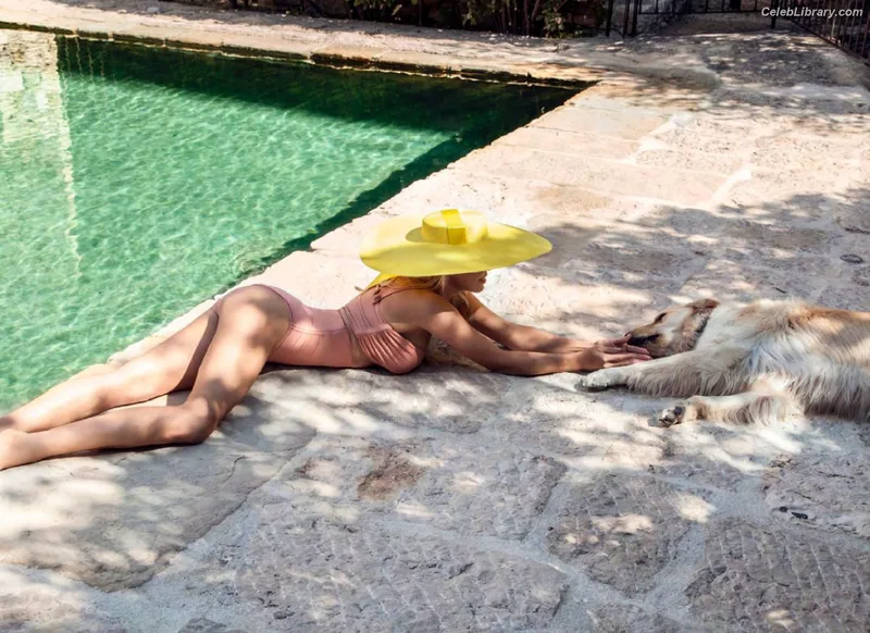 Pamela Anderson photo 3 of 1098