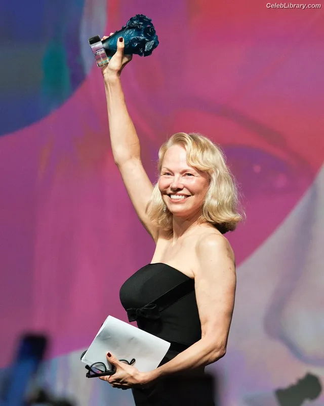 Pamela Anderson photo 13 of 1098