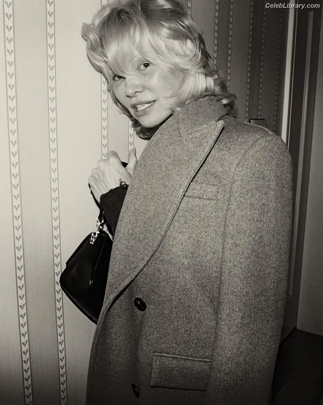 Pamela Anderson photo 19 of 1098