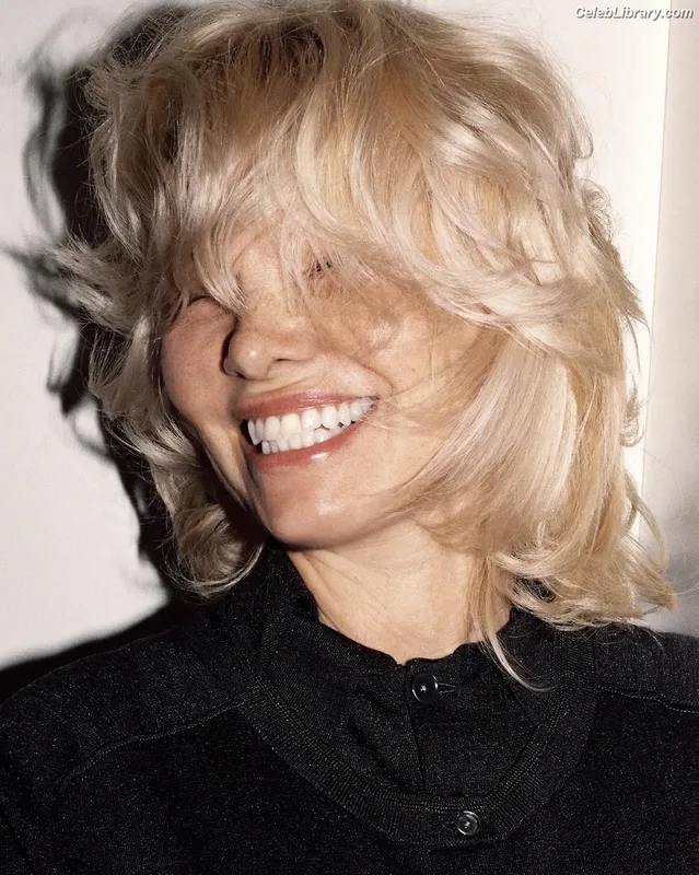 Pamela Anderson photo 20 of 1098