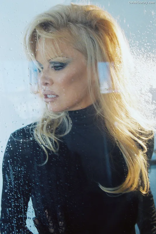 Pamela Anderson photo 10 of 1098
