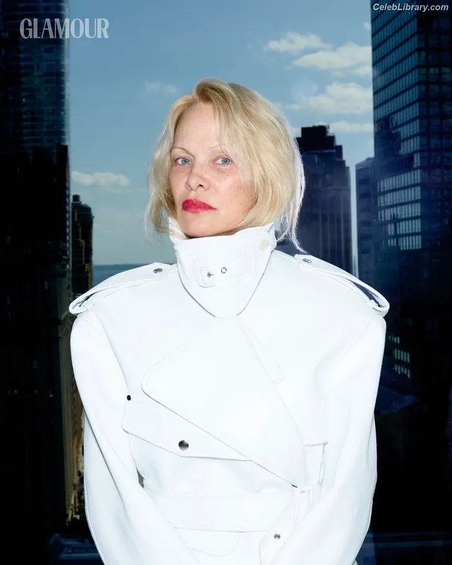 Pamela Anderson photo 22 of 1098