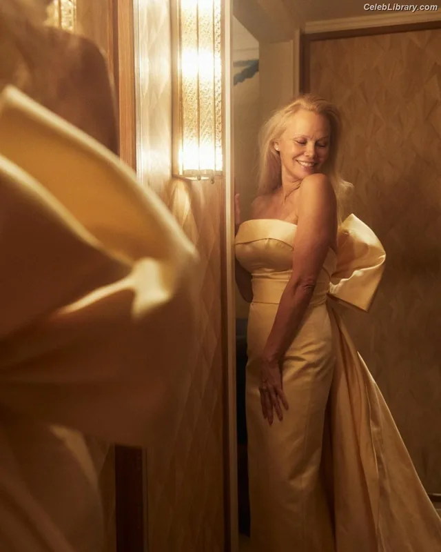 Pamela Anderson photo 13 of 1098
