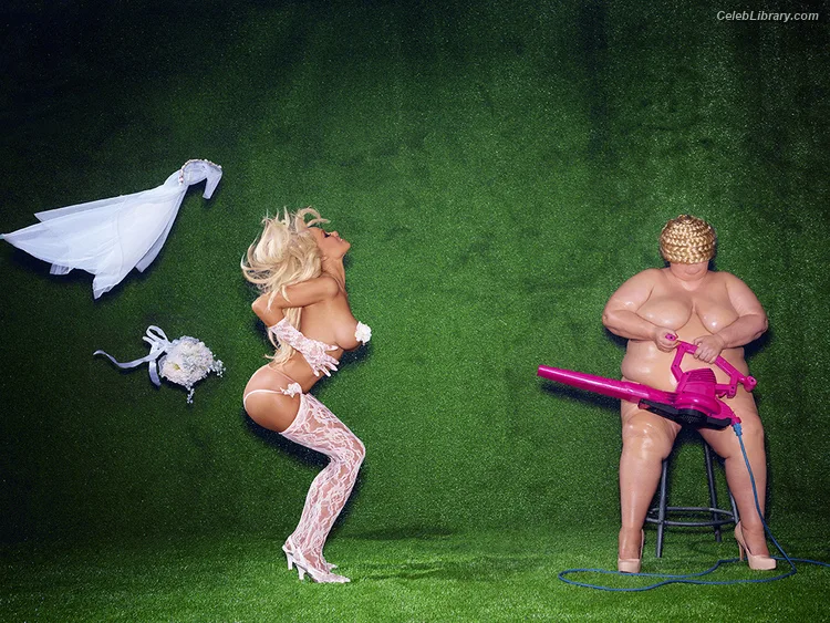 Pamela Anderson photo 10 of 1098