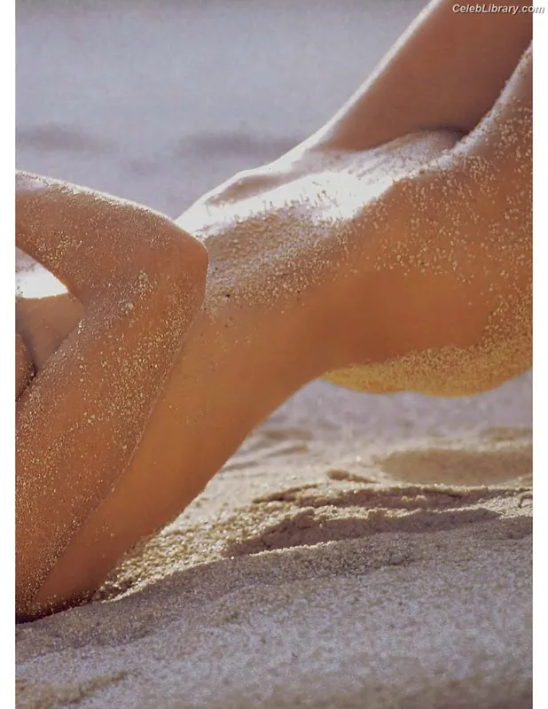 Pamela Anderson photo 1 of 1098
