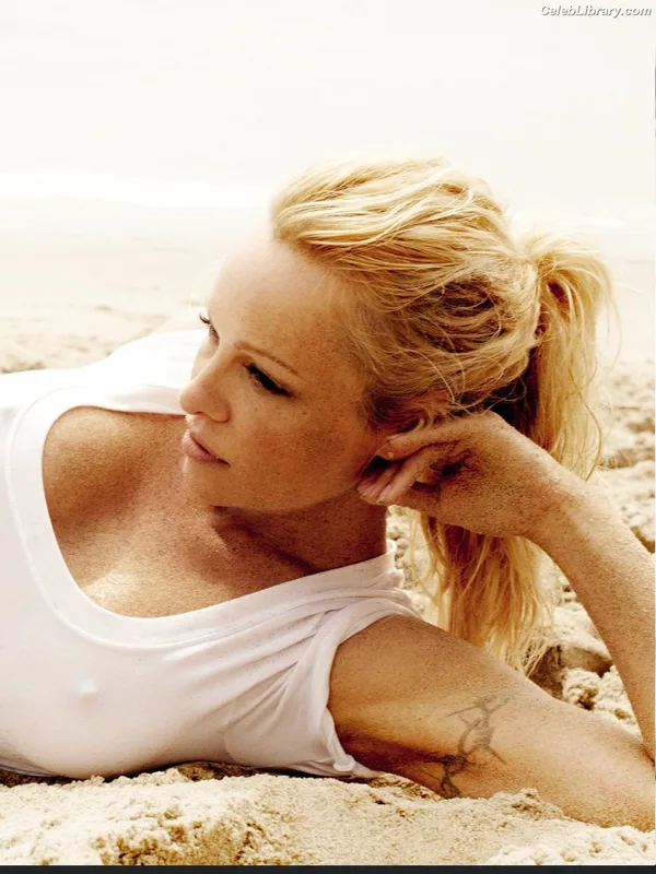 Pamela Anderson photo 20 of 1098