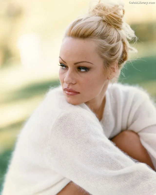 Pamela Anderson photo 17 of 1098