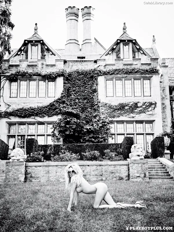 Pamela Anderson photo 2 of 1098