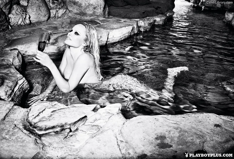 Pamela Anderson photo 6 of 1098