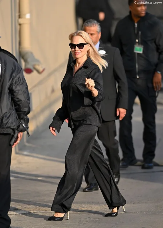 Pamela Anderson photo 5 of 1098