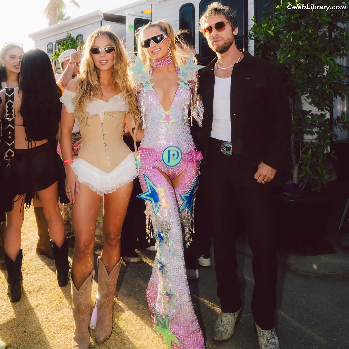 Paris Hilton photo 7 of 1049