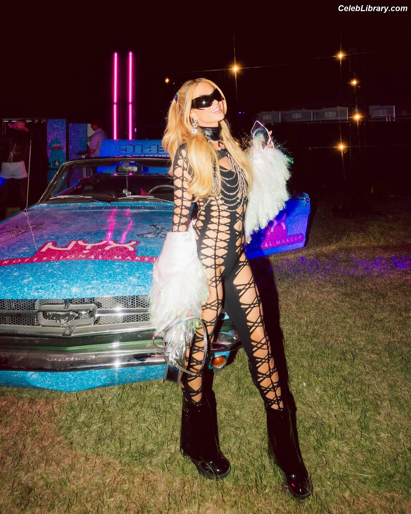 Paris Hilton photo 13 of 1049