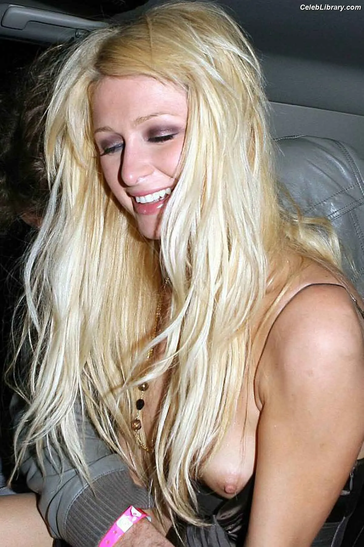 Paris Hilton photo 3 of 1049