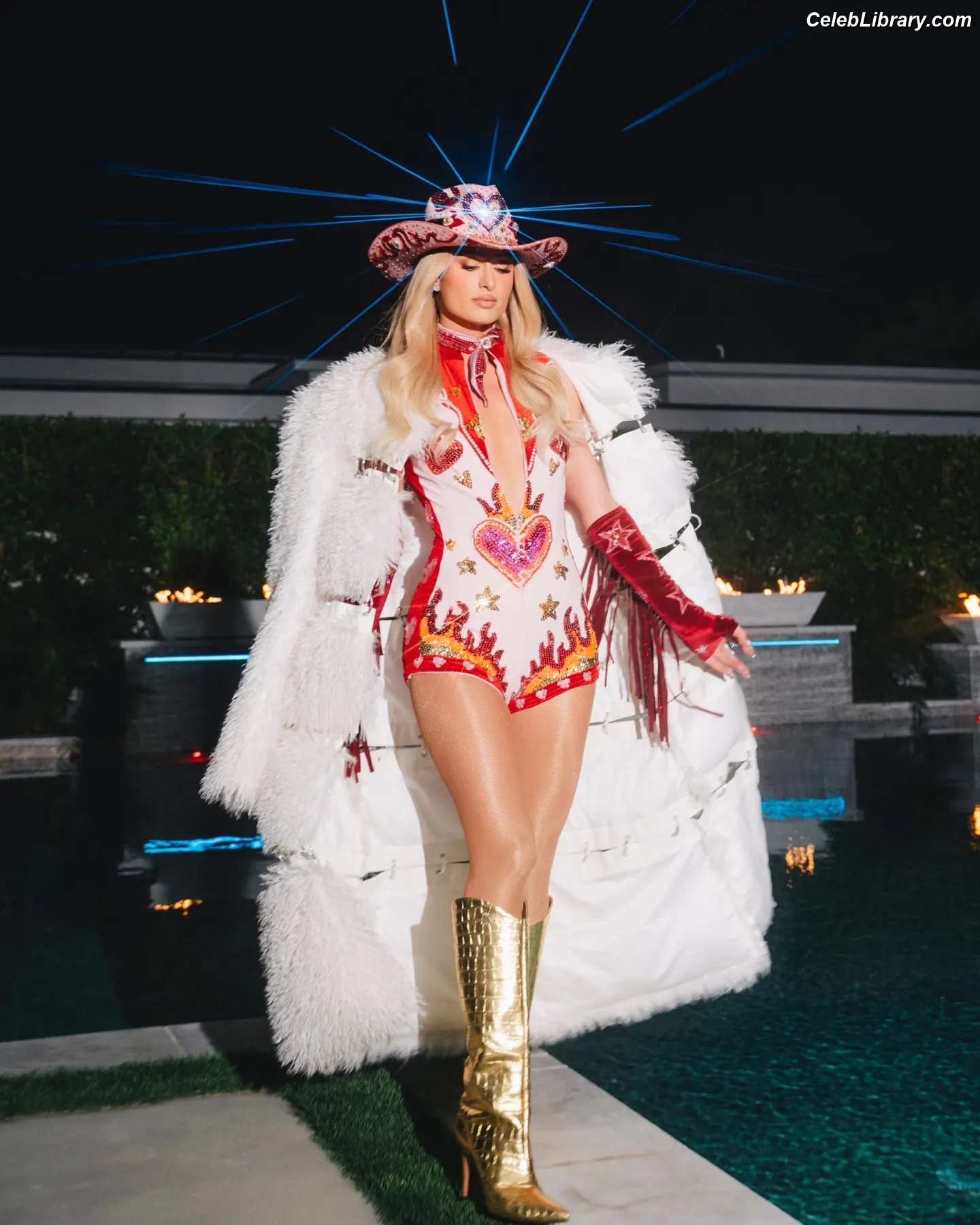 Paris Hilton photo 8 of 1049