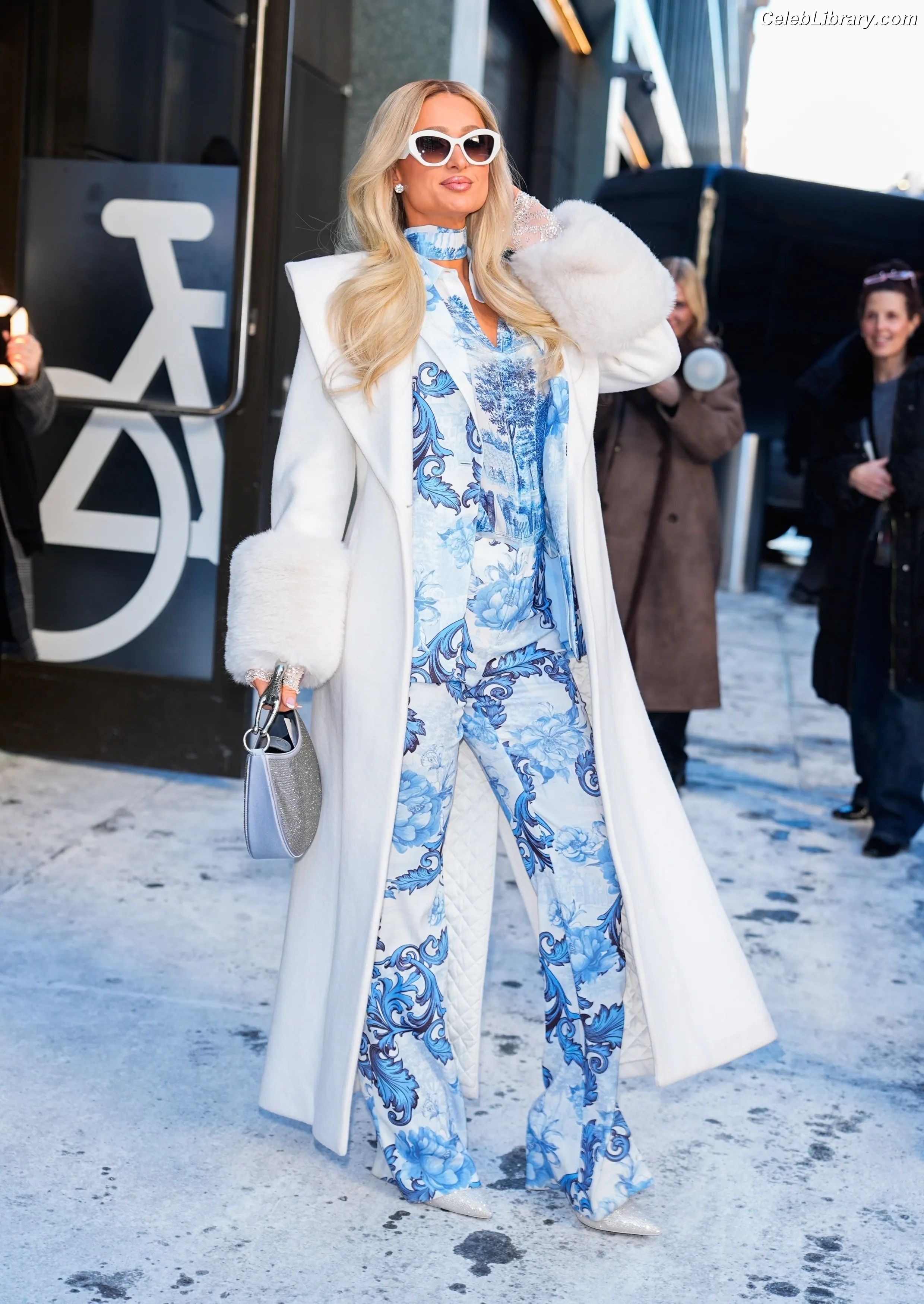 Paris Hilton photo 3 of 1049