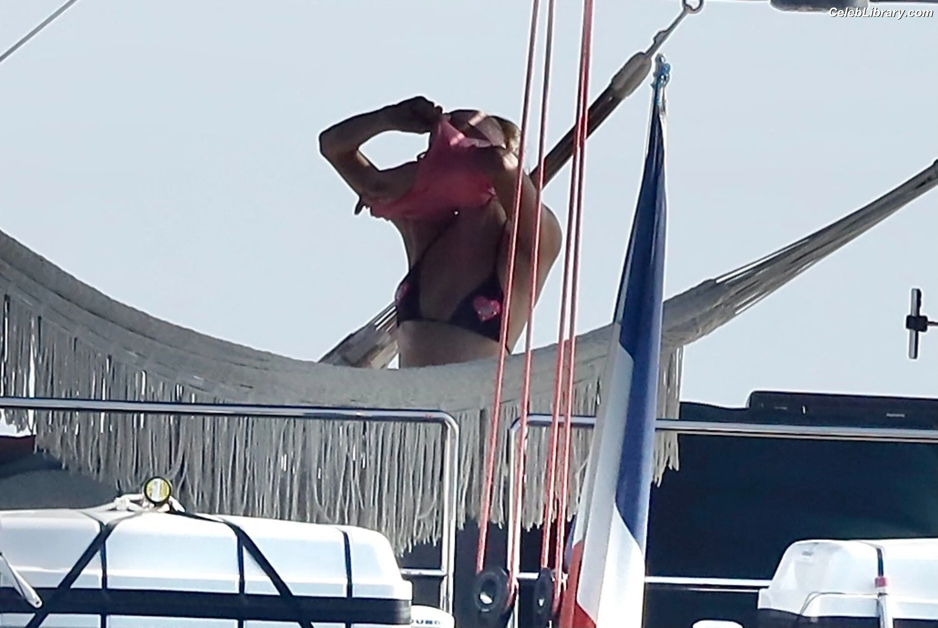 Paris Hilton photo 12 of 1049