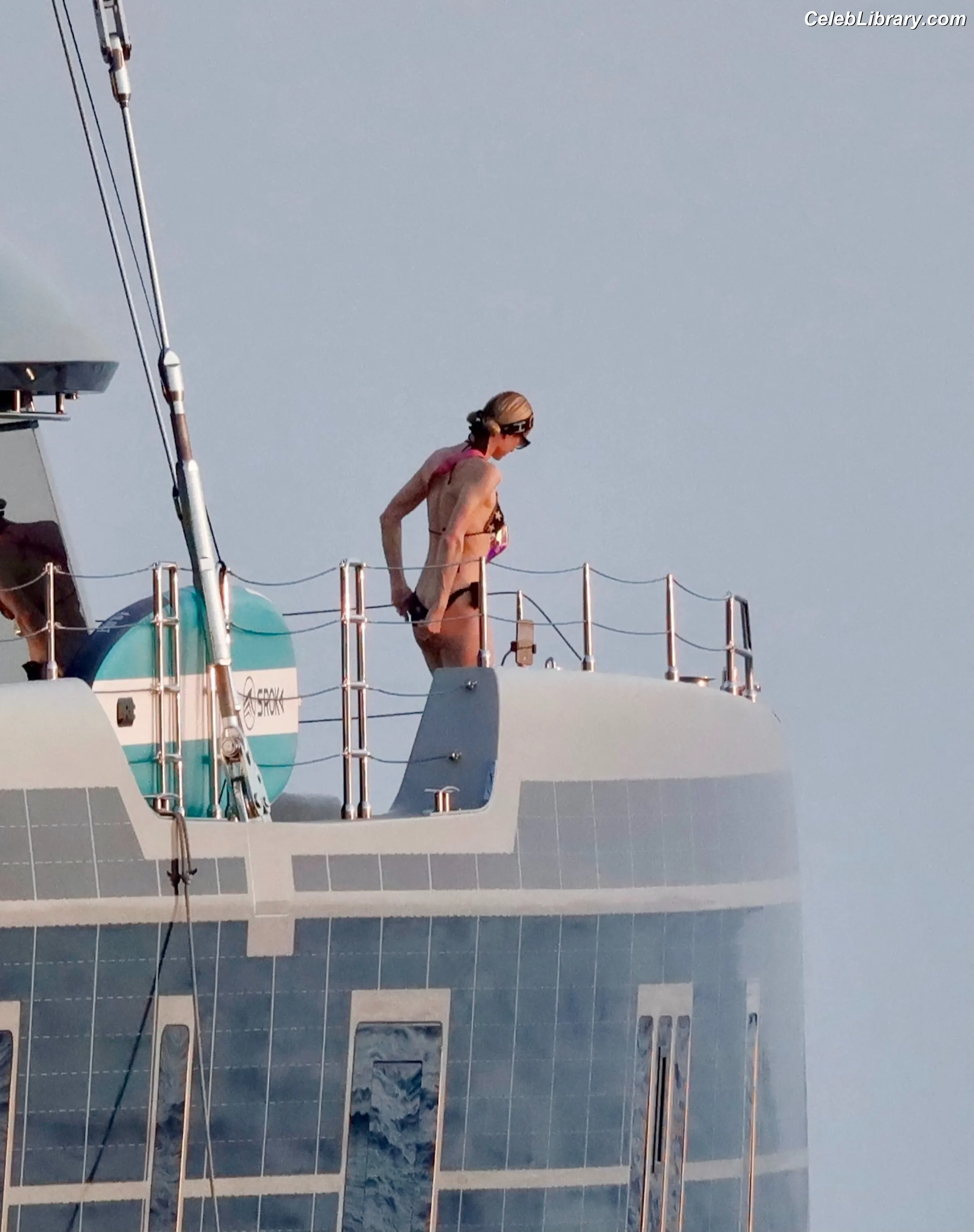 Paris Hilton photo 12 of 1049