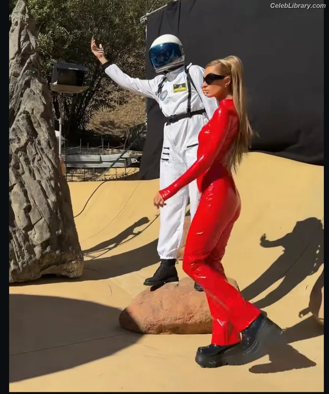 Paris Hilton photo 10 of 1045