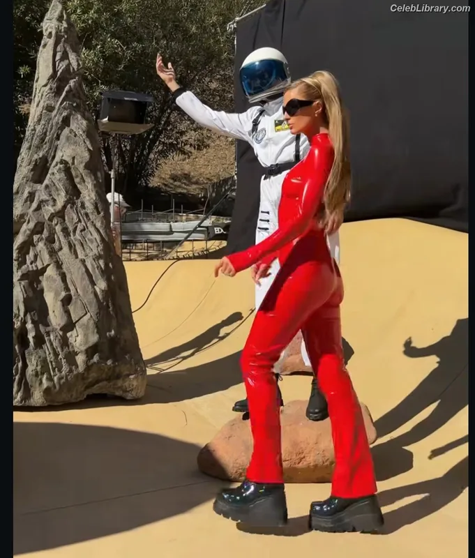 Paris Hilton photo 11 of 1045