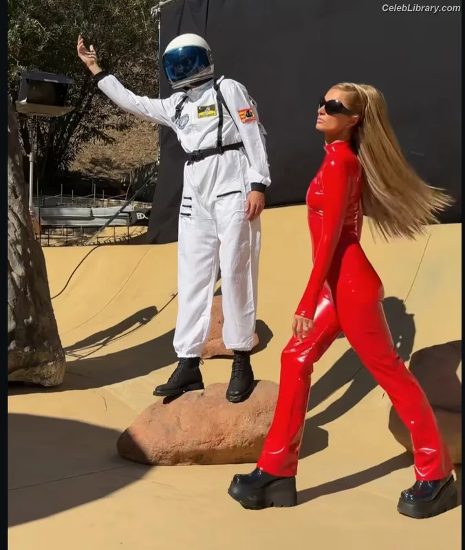 Paris Hilton photo 12 of 1045