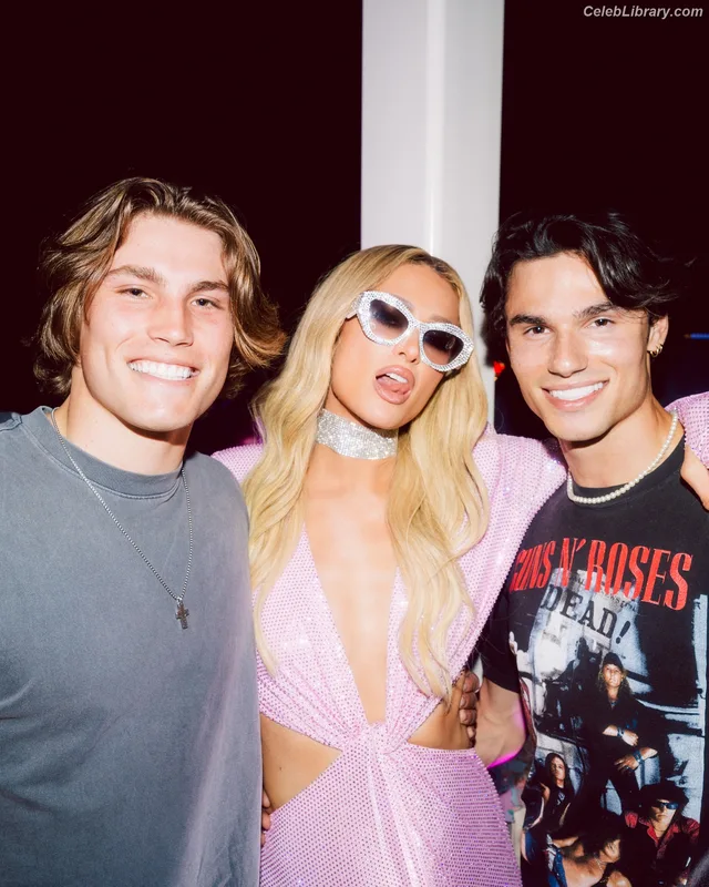 Paris Hilton photo 3 of 1045