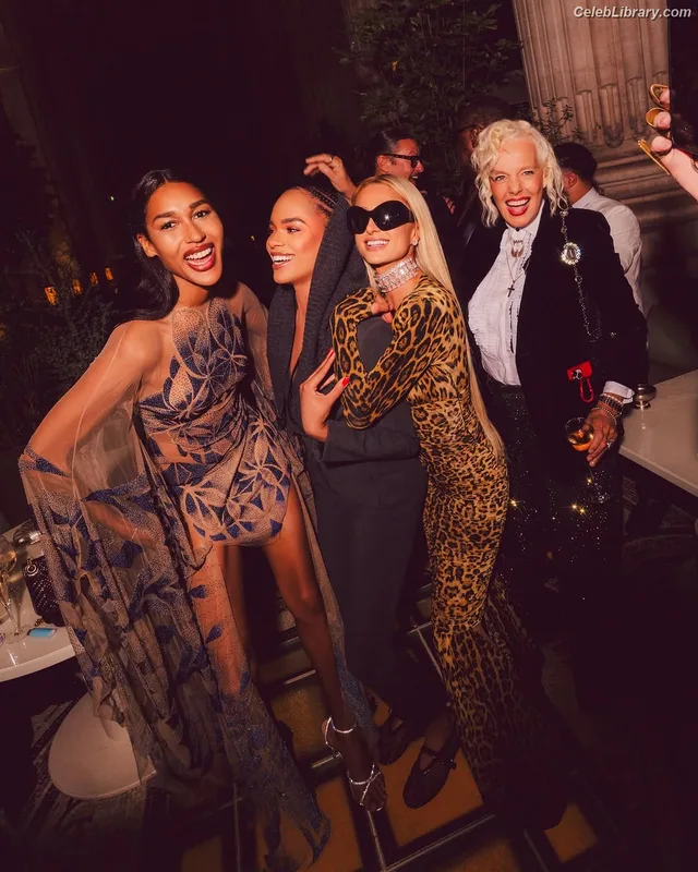 Paris Hilton photo 5 of 1045